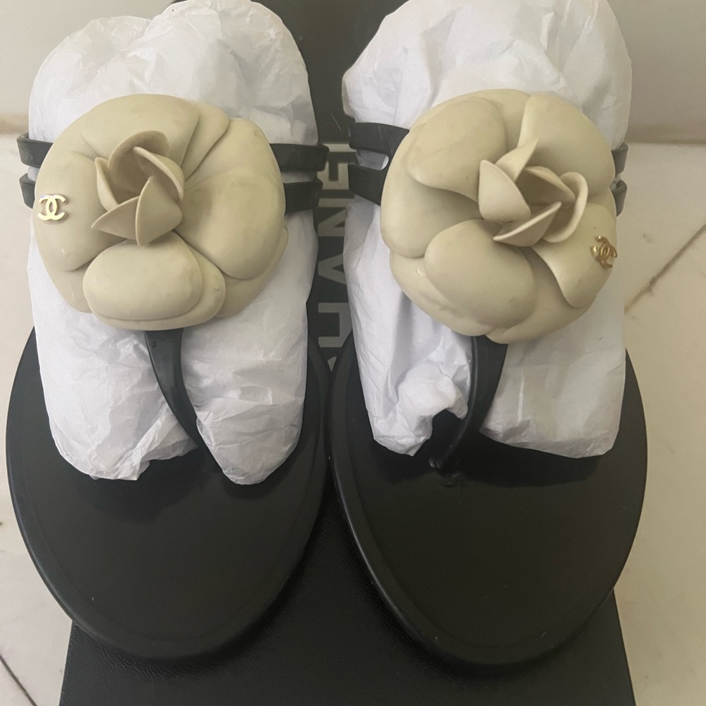 CHANEL Black Sandals with Cream Floral Accent